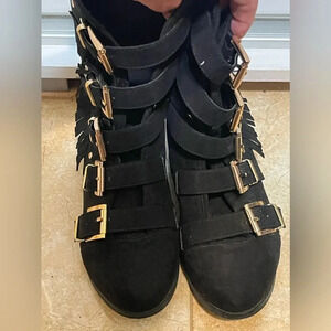 Joan Boyce Bkack  Suede Fringe Moccasin Style Gold Buckle Boots Booty Sz 6 M